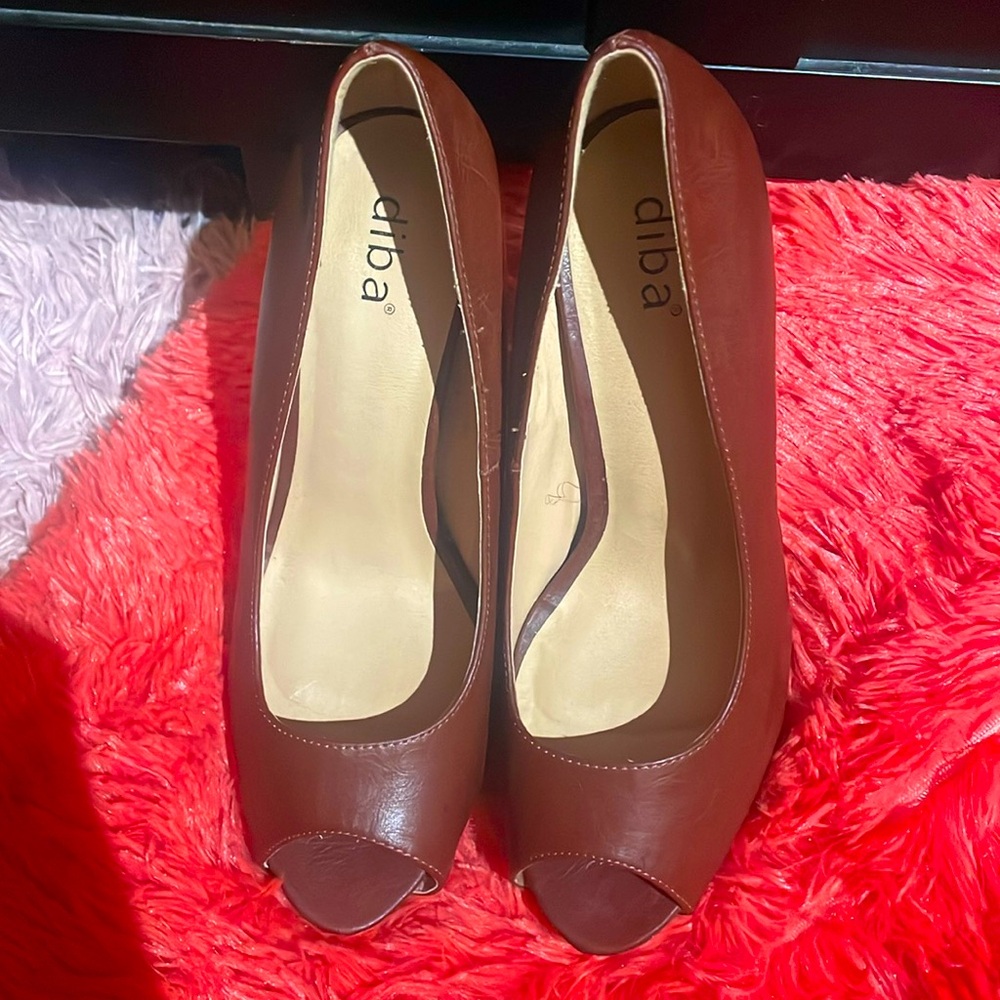 Women’s 11W new never worn peep toe heels
